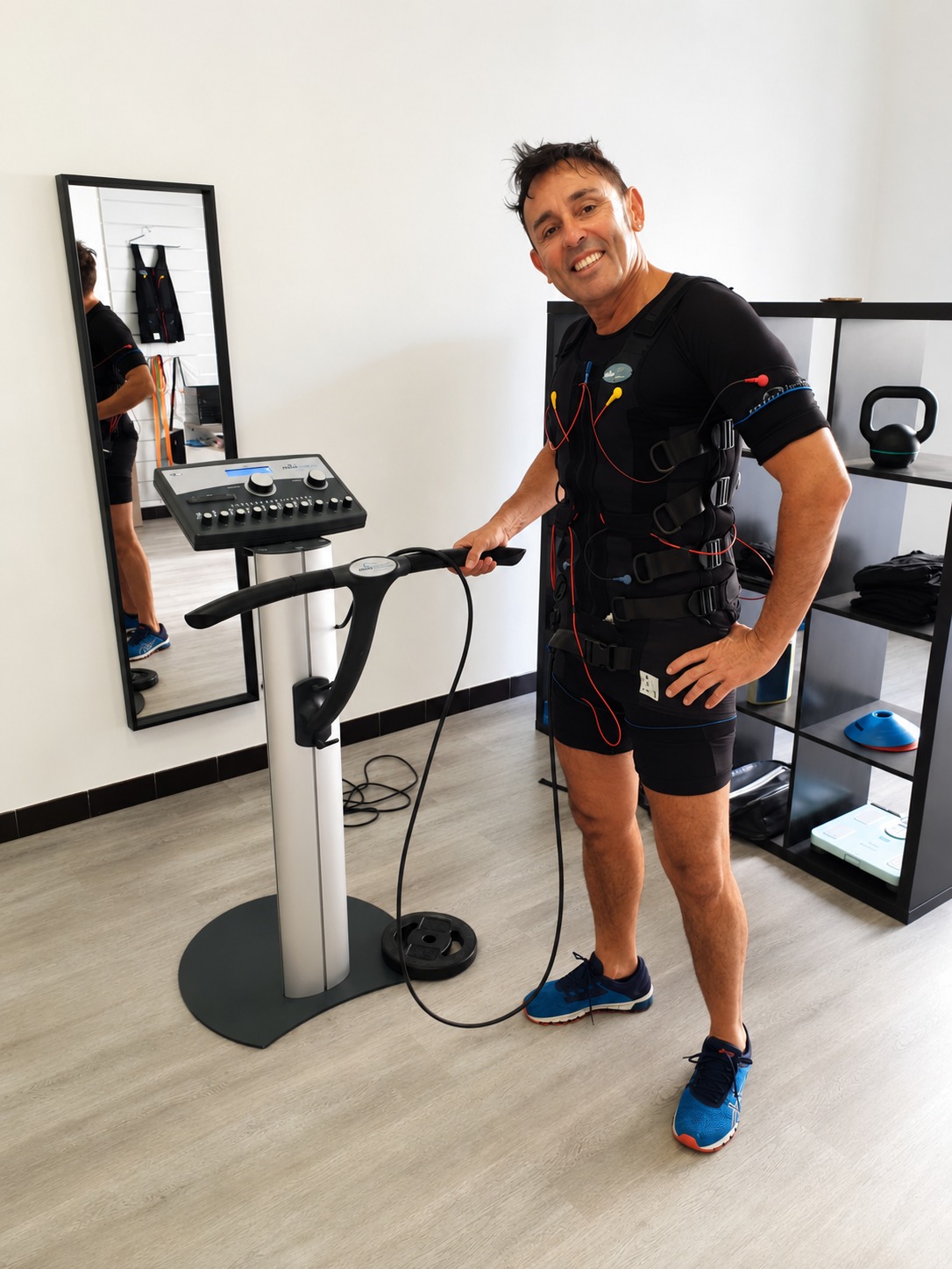 Client souriant en tenue EMS au studio MyBody 2.0 Marseille