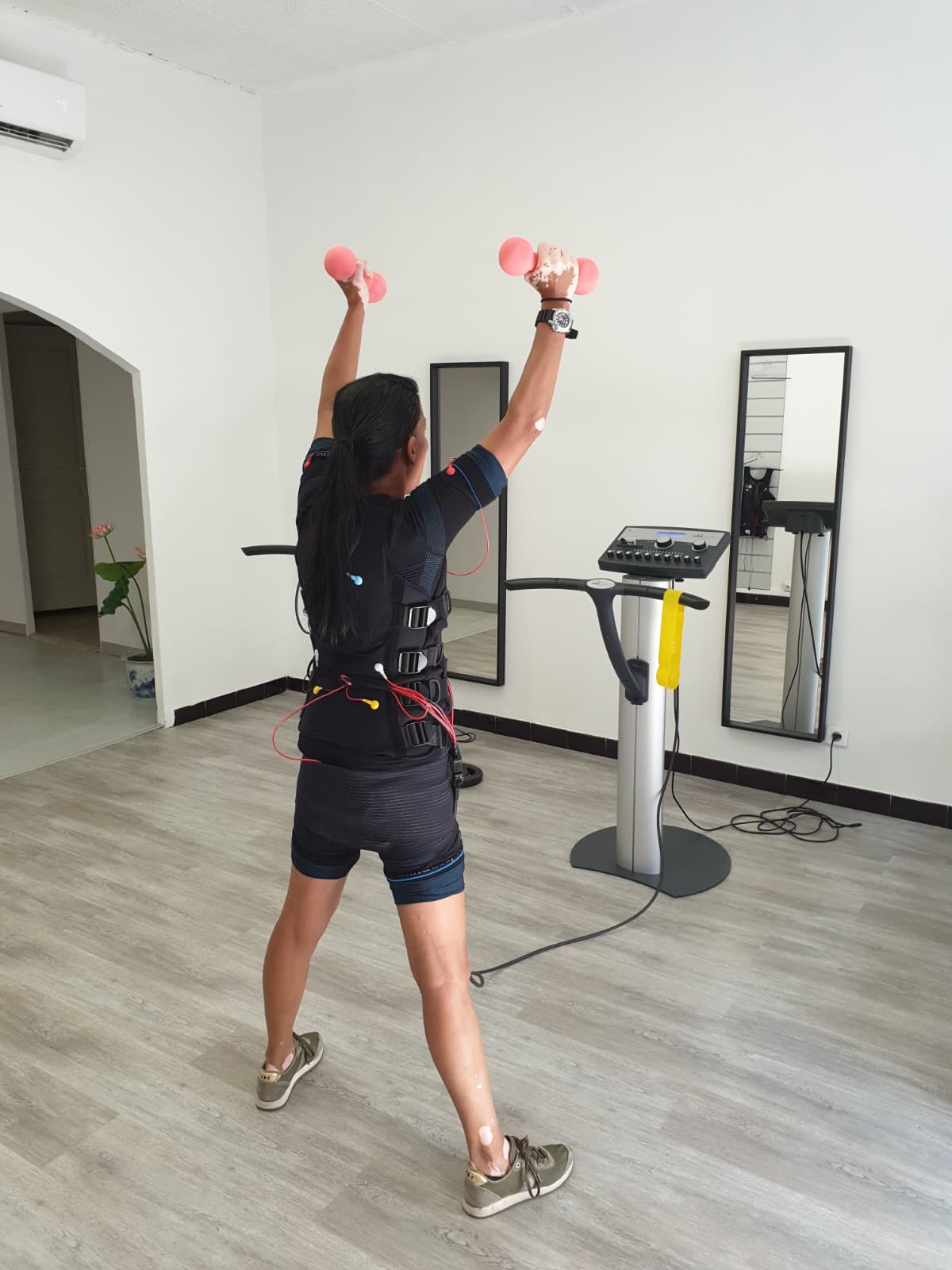 Cliente réalisant des exercices en électrostimulation