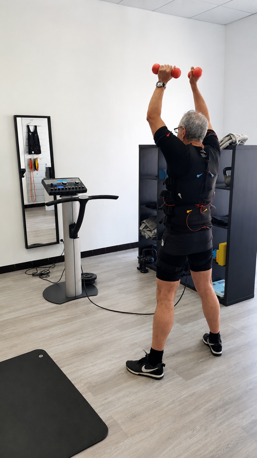 Client en combinaison EMS pendant une séance au studio MyBody 2.0